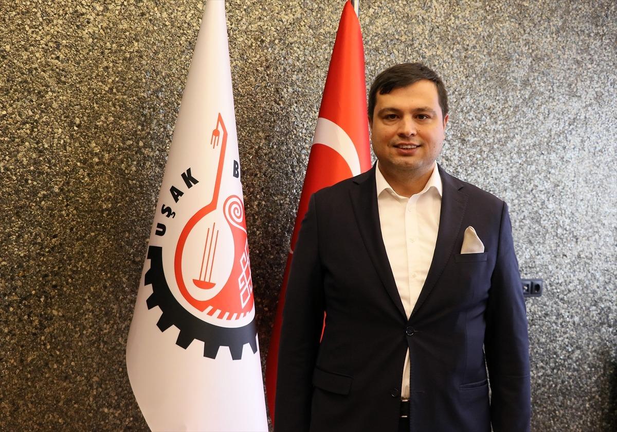 Uşak Belediyesi &ouml;ğrencilere "&ccedil;evrim i&ccedil;i sınava hazırlık platformu" hediye etti