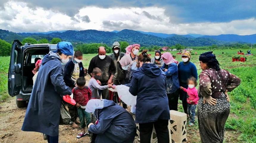 Sakarya'da sağlık çalışanları, mevsimlik işçilerin çocuklarını hediyelerle sevindirdi