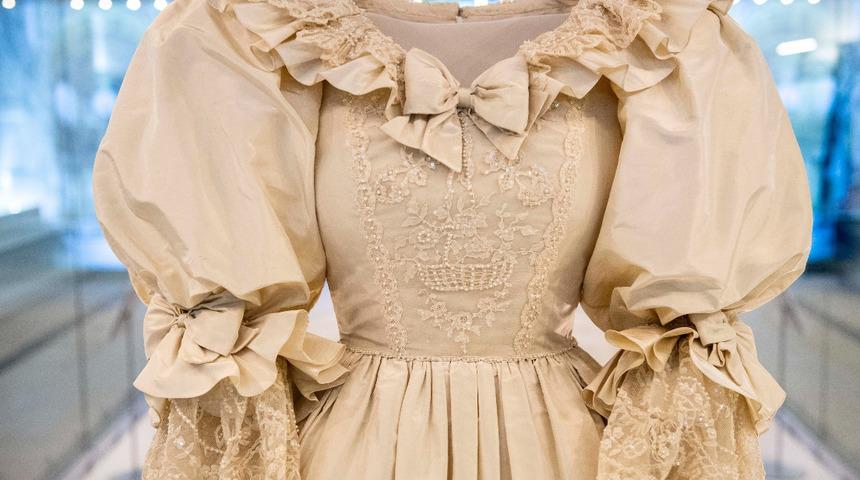 Prens William ve Prens Harry ödünç verdi! Diana'nın gelinliği 25 yıl sonra sergide