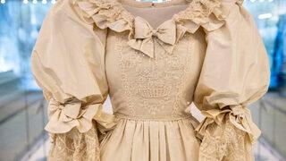 Prens William ve Prens Harry ödünç verdi! Diana'nın gelinliği 25 yıl sonra sergide