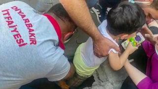 Bacağı su giderine sıkışan küçük çocuk, telefonla sakinleştirildi
