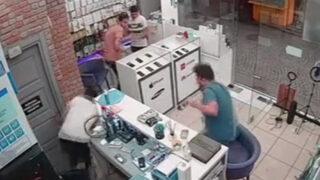 Üsküdar'da iş yerini karga bastı! Dükkandaki panik anları kamerada