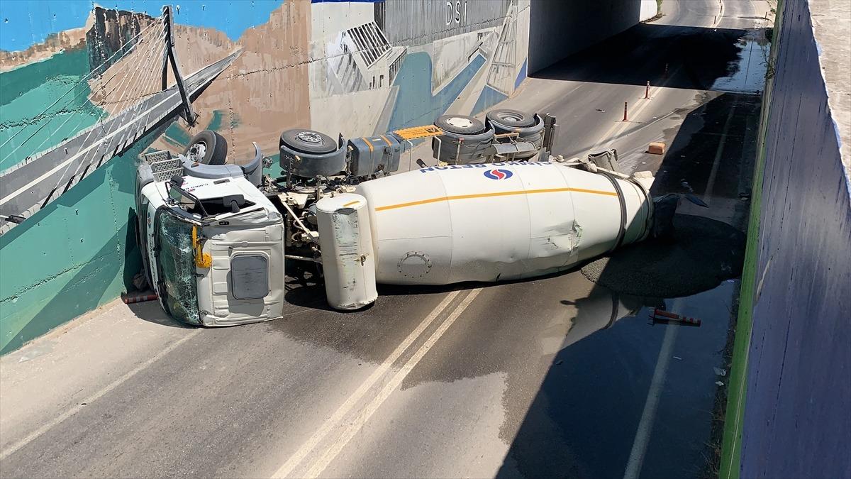 Adıyaman'da devrilen beton mikserinin s&uuml;r&uuml;c&uuml;s&uuml; yaralandı