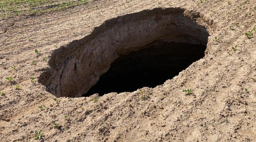 Konya'da bir tarlada 20 metre çapında, 15 metre derinliğinde obruk oluştu
