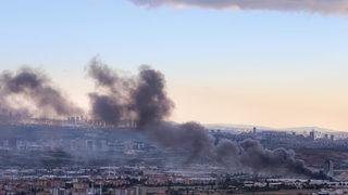 İş merkezinin kimyasal madde bulunan deposunda korkutan yangın