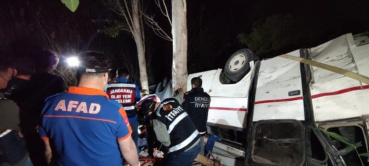 GÜNCELLEME - Denizli'de midibüsün park halindeki otomobile çarpması sonucu 3 kişi öldü, 5 kişi yaralandı G2