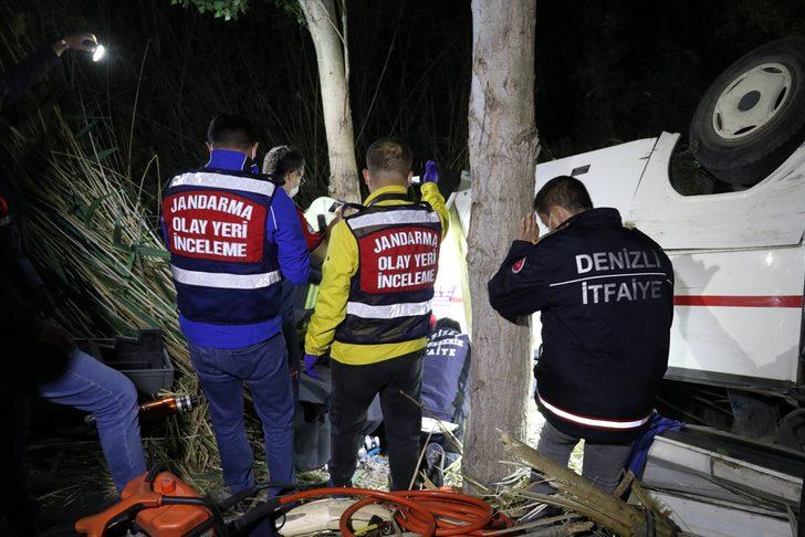 GÜNCELLEME - Denizli'de midibüsün park halindeki otomobile çarpması sonucu 3 kişi öldü, 5 kişi yaralandı G3