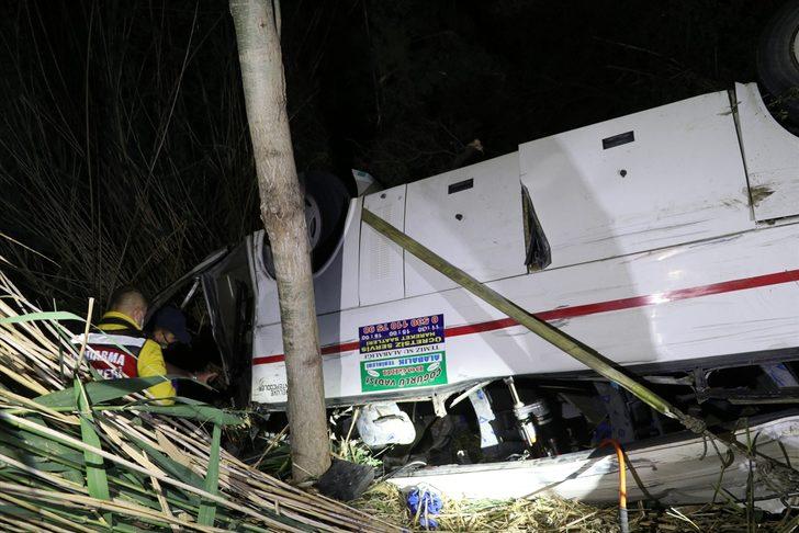 GÜNCELLEME - Denizli'de midibüsün park halindeki otomobile çarpması sonucu 3 kişi öldü, 5 kişi yaralandı G4