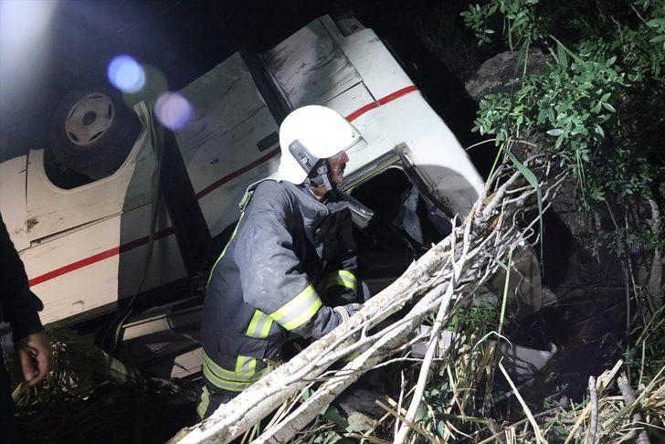 GÜNCELLEME - Denizli'de midibüsün park halindeki otomobile çarpması sonucu 3 kişi öldü, 5 kişi yaralandı G5