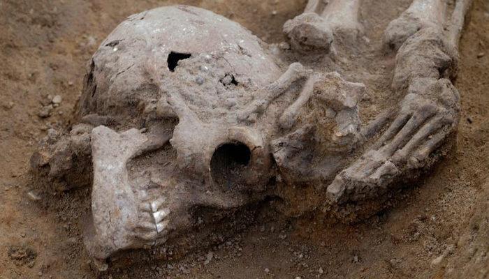 Roma mezarlığında kafaları kesilmiş 17 iskelet ortaya çıktı: Merhamet gösterilmemiş