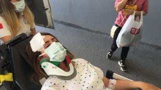 Adana'da ilginç olay! Kaldırımda yürürken başına merdiven düştü