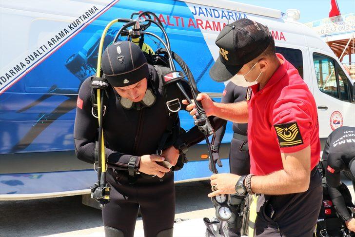 İzmir'de Jandarma SAK Timi denizde atık topladı G4