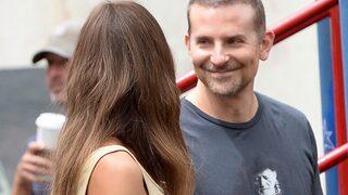 Bradley Cooper'dan Irina Shayk'a hayran bakışlar