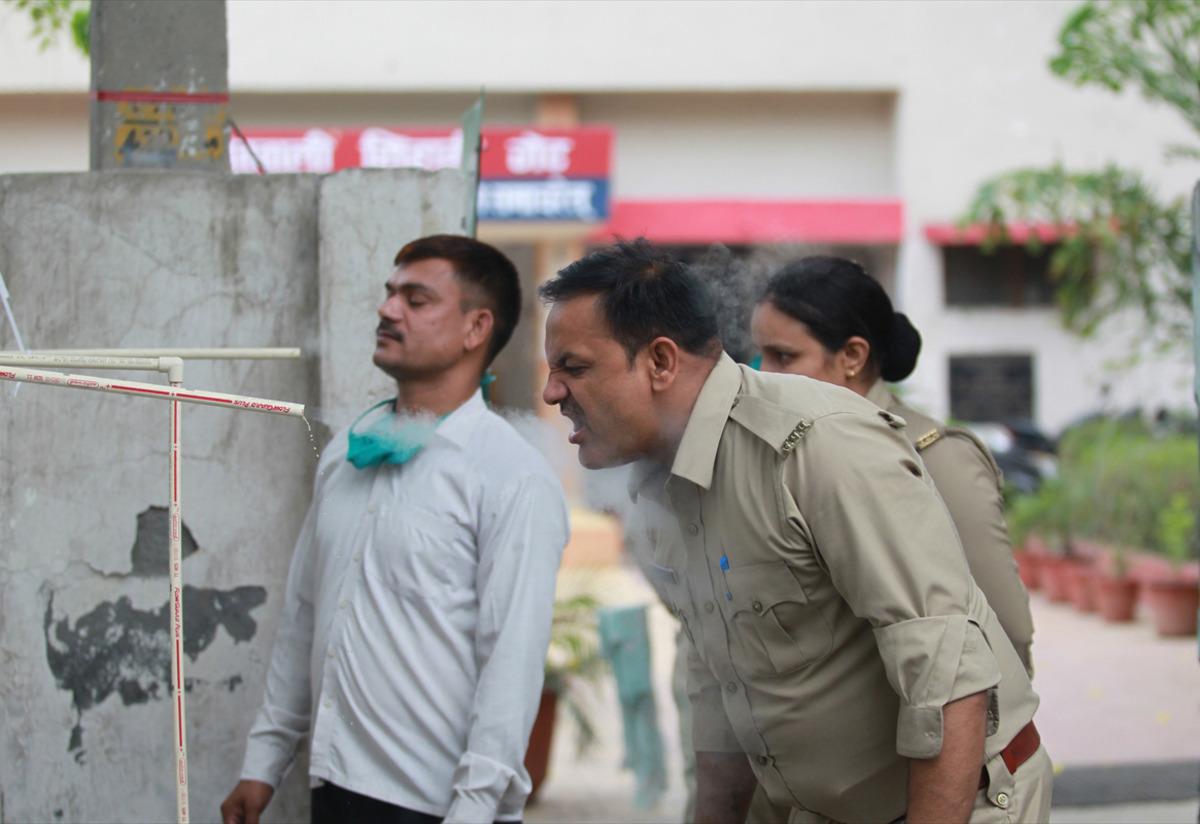 Şaşkına &ccedil;evirdiler! Hindistanlılar şimdi de d&uuml;d&uuml;kl&uuml; tencereden &ccedil;ıkan buharı soluyor