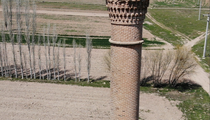 13. yüzyıldan bu yana kırık olan minarenin görüntüsü görenleri şaşkına çeviriyor