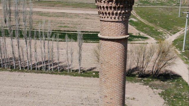 13. yüzyıldan bu yana kırık olan minarenin görüntüsü görenleri şaşkına çeviriyor 