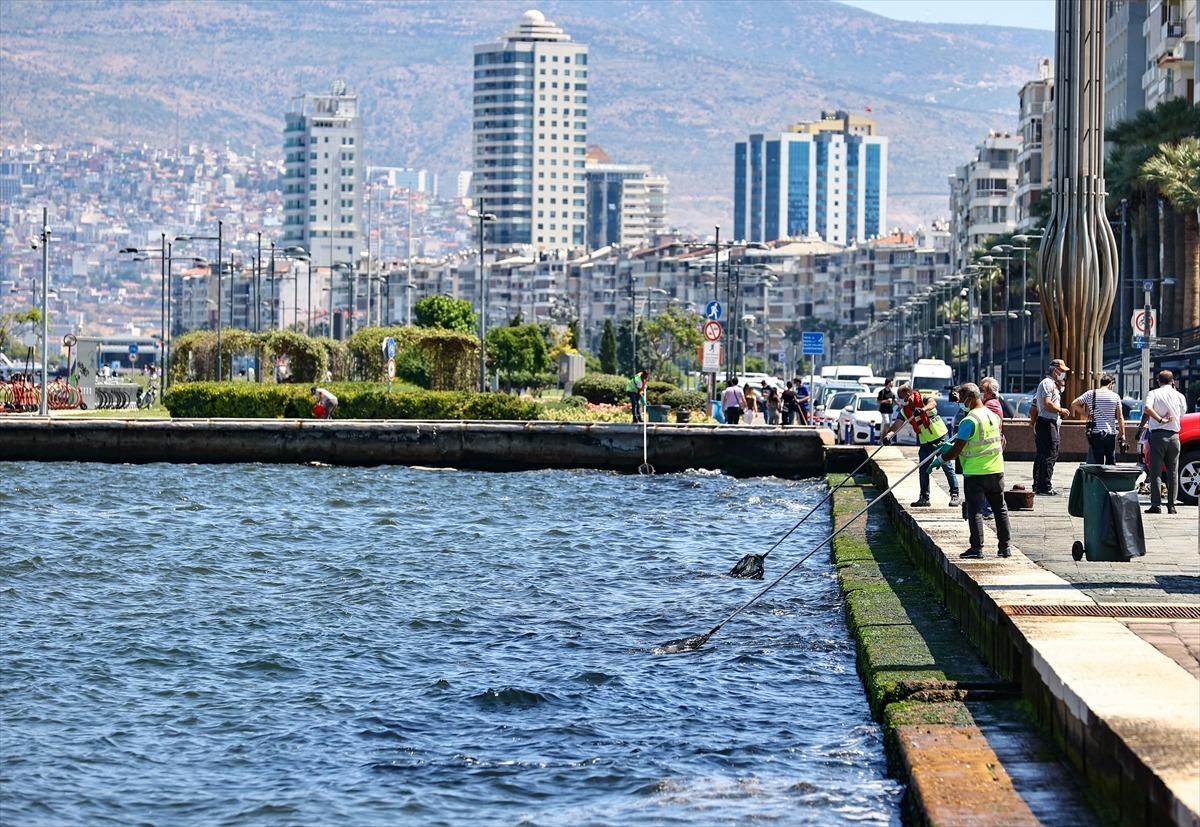 İzmir K&ouml;rfezi'nden scooter, ayakkabı, cam ve plastik atığa kadar y&uuml;zlerce &ccedil;&ouml;p &ccedil;ıktı