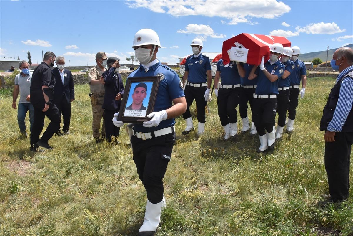 Bursa'da silahının kazara ateş alması sonucu vefat eden polis memuru Kars'ta toprağa verildi
