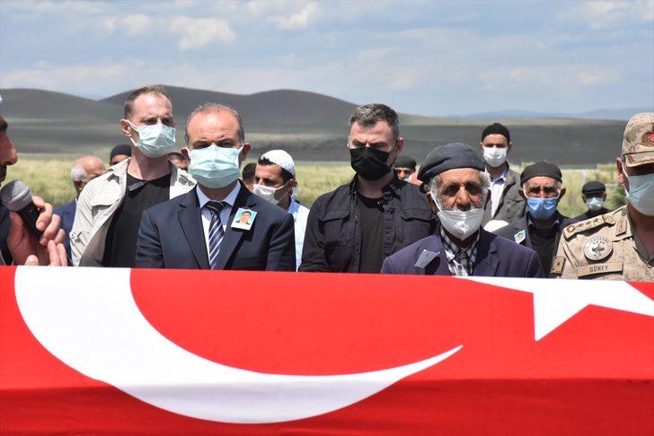 Bursa'da silahının kazara ateş alması sonucu vefat eden polis memuru Kars'ta toprağa verildi G2