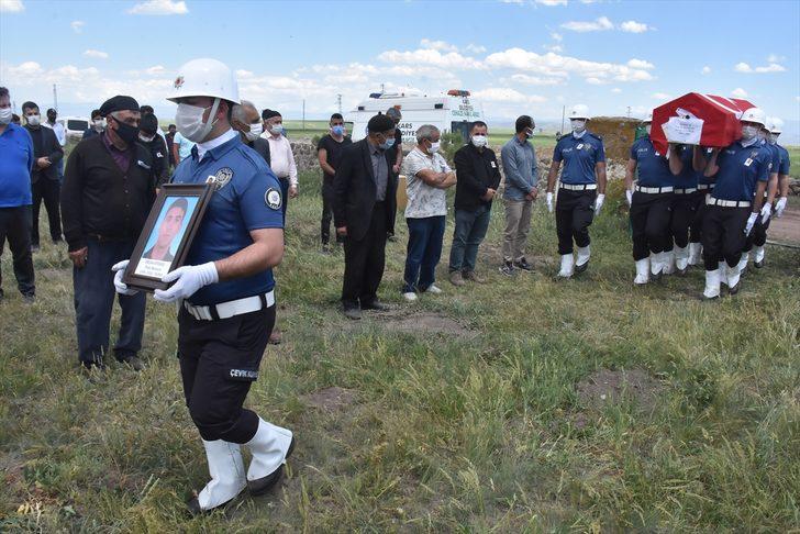 Bursa'da silahının kazara ateş alması sonucu vefat eden polis memuru Kars'ta toprağa verildi G3