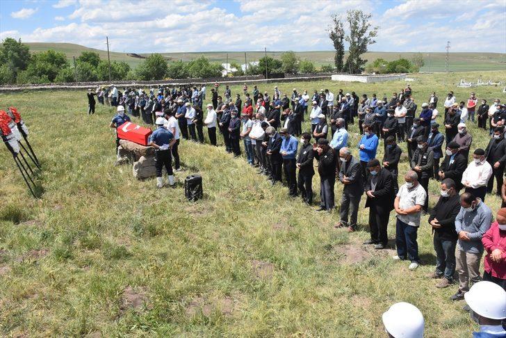 Bursa'da silahının kazara ateş alması sonucu vefat eden polis memuru Kars'ta toprağa verildi G4