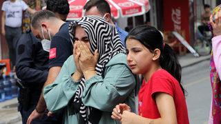 Balkondan düşen yaralı oğlunu gören anne gözyaşlarına boğuldu