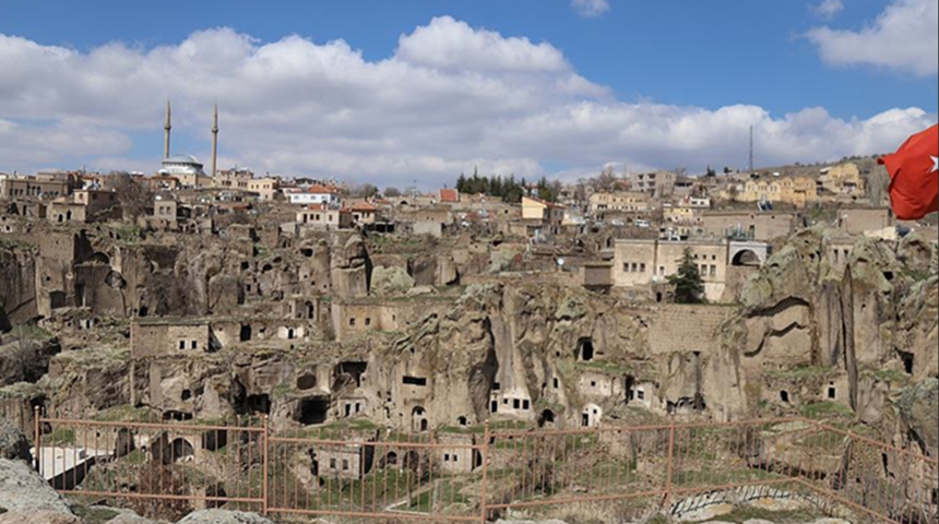 Açık hava müzesini anımsatan Manastır Vadisi, ziyaretçileri tarihsel bir yolculuğa çıkartıyor