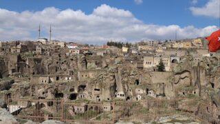 Açık hava müzesini anımsatan Manastır Vadisi, ziyaretçileri tarihsel bir yolculuğa çıkartıyor