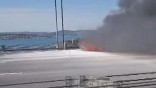 Fatih Sultan Mehmet Köprüsü'nde otomobil yandı! Trafik durma noktasına geldi