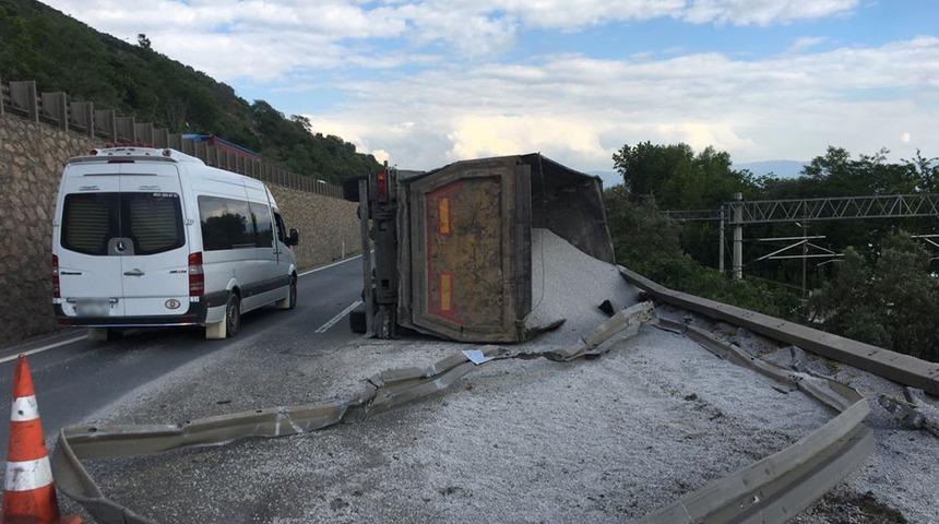 Feci kaza! Mıcır yüklü kamyon devrildi, D-100 ve tren yolu kapandı