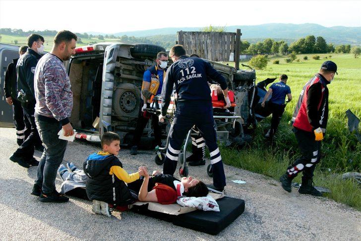 Bilecik'te minibüsle otomobil çarpıştı: 6 yaralı G2