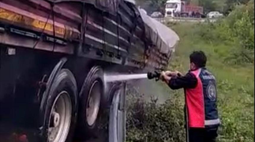 Seyir halindeki tırın lastikleri alev aldı