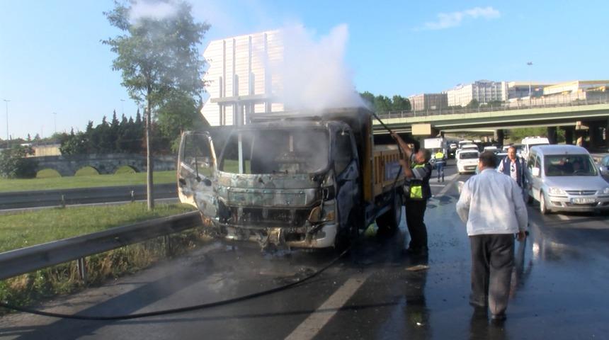 İBB aracı hareket halindeyken yandı