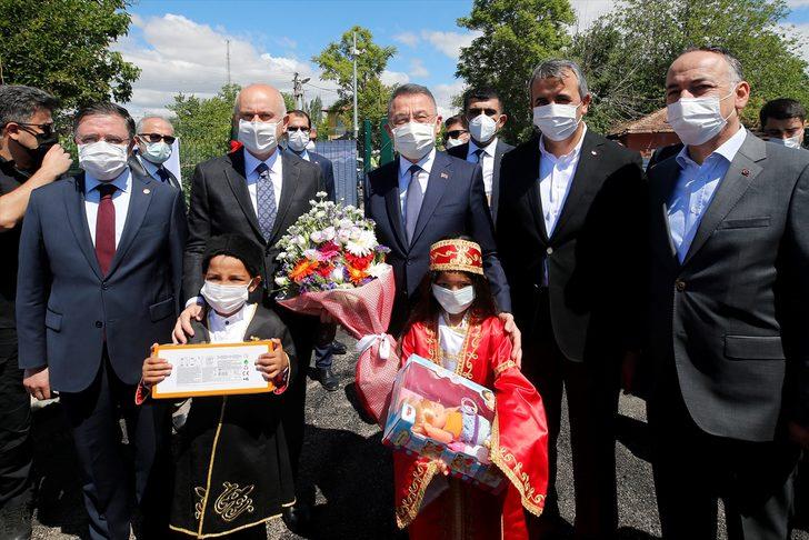 Cumhurbaşkanı Yardımcısı Oktay, Kırıkkale'de yüksek hızlı tren şantiyesinde incelemelerde bulundu G2