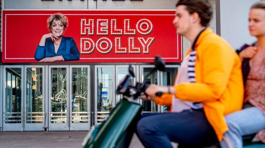 Hollanda'da gece yarısından itibaren tiyatrolar a&ccedil;ıldı b&uuml;t&uuml;n biletler t&uuml;kendi