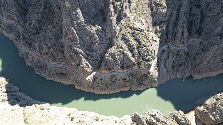 İğneyle kuyu kazdılar! Yapımı 132 yıl süren Taş Yolu görenlerin nefesini kesiyor G5