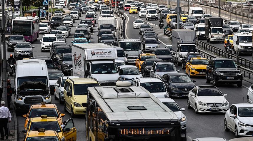 Haftalar sonra kısıtlamasız ilk cumartesi g&uuml;n&uuml; İstanbullular sokağa akın etti