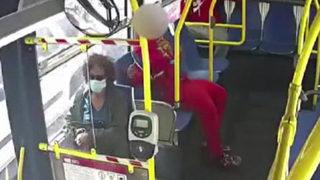 Otobüste 'pes' dedirten anlar! Kadın yolcunun saçlarını yakan genç her yerde aranıyor