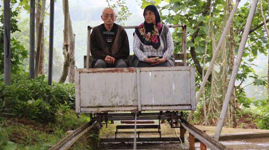 Evine kolay ulaşım için vagonlu raylı sistem kurdu
