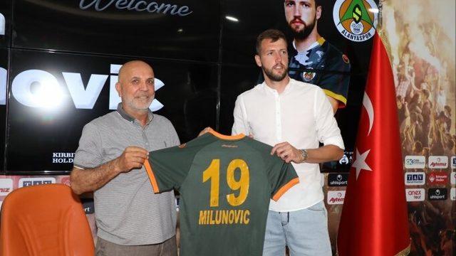 Alanyaspor yeni transferi Nemanja Milunovic'i resmen açıkladı