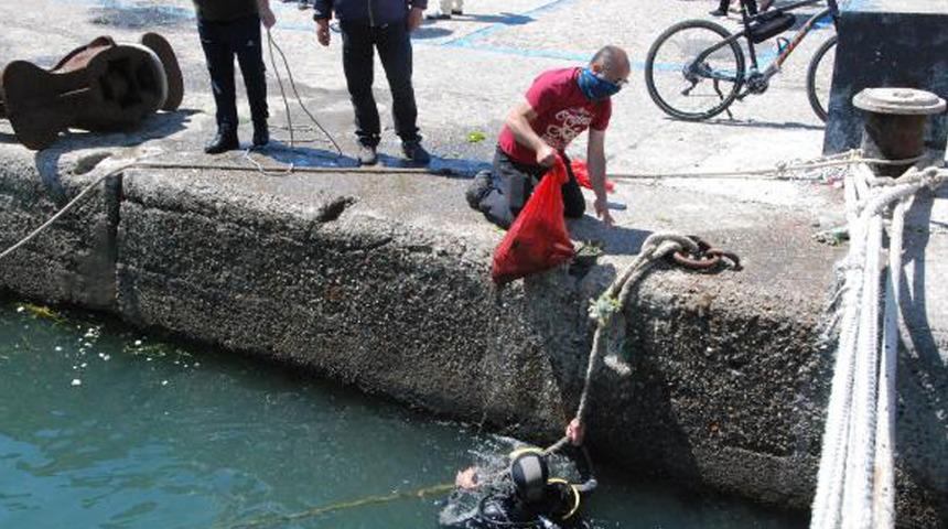 Amasra'da denizden 1 saatte 20 çuval atık çıkardılar