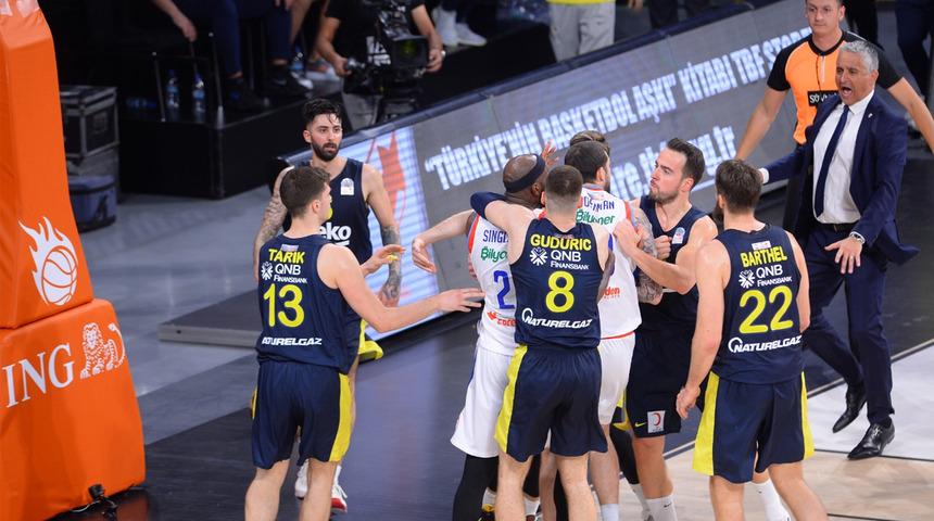Anadolu Efes - Fenerbahçe Beko maçında kavga!