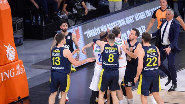 Anadolu Efes - Fenerbahçe Beko maçında kavga!