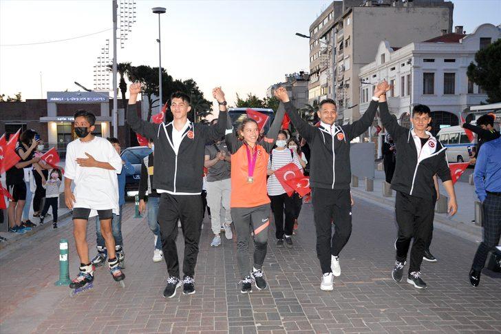 Dünya şampiyonu cimnastikçi Ayşe Begüm Onbaşı, memleketi Manisa'da coşkuyla karşılandı G1