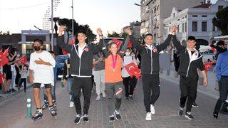 Dünya şampiyonu cimnastikçi Ayşe Begüm Onbaşı, memleketi Manisa'da coşkuyla karşılandı