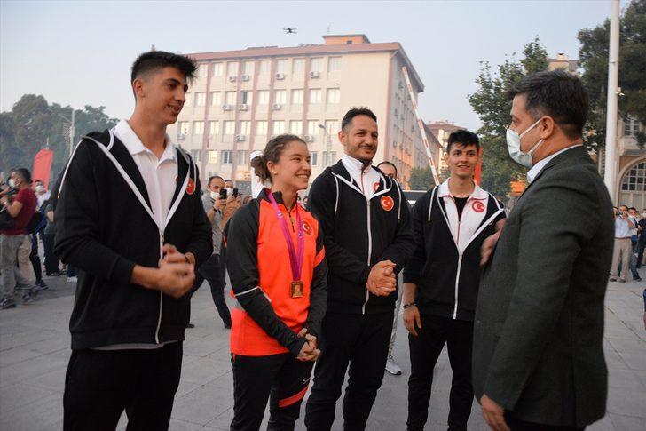 Dünya şampiyonu cimnastikçi Ayşe Begüm Onbaşı, memleketi Manisa'da coşkuyla karşılandı G2