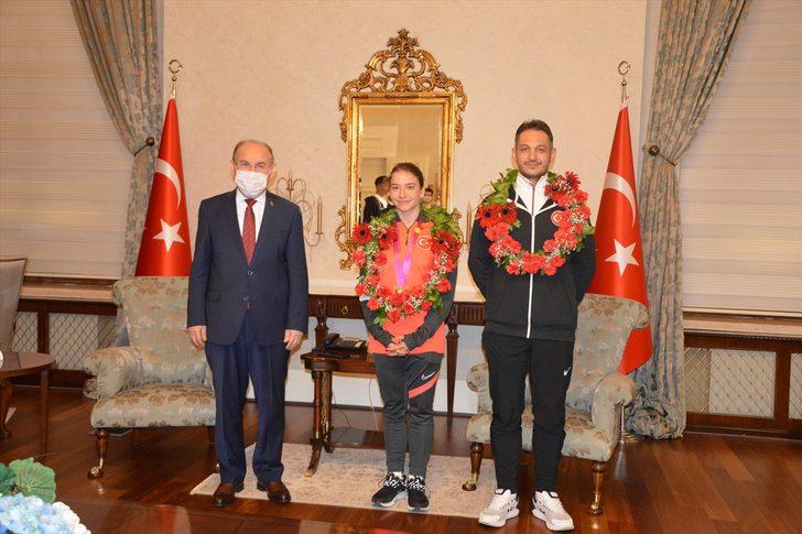 Dünya şampiyonu cimnastikçi Ayşe Begüm Onbaşı, memleketi Manisa'da coşkuyla karşılandı G3