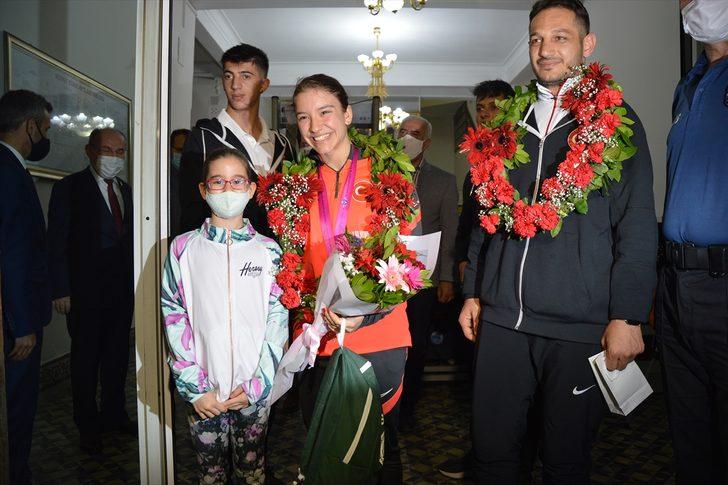 Dünya şampiyonu cimnastikçi Ayşe Begüm Onbaşı, memleketi Manisa'da coşkuyla karşılandı G4
