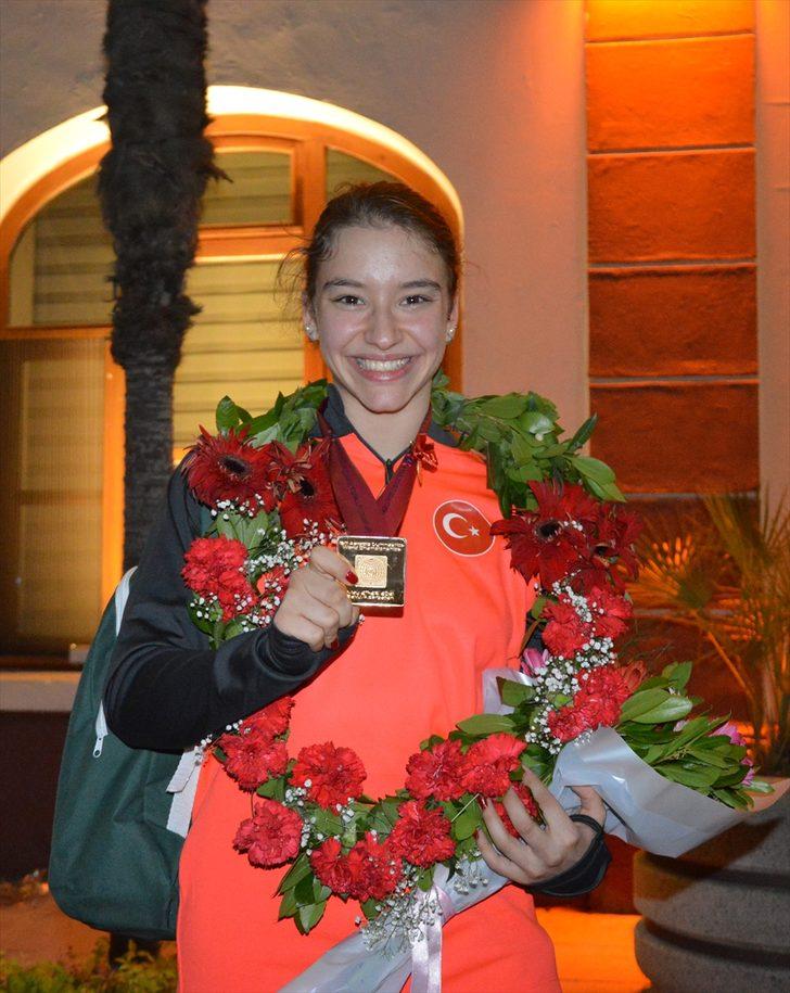 Dünya şampiyonu cimnastikçi Ayşe Begüm Onbaşı, memleketi Manisa'da coşkuyla karşılandı G5