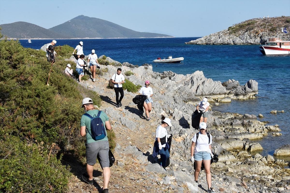 Muğla'da teknelerle ulaşılan plajda &ccedil;evre ve deniz dibi temizliği yapıldı